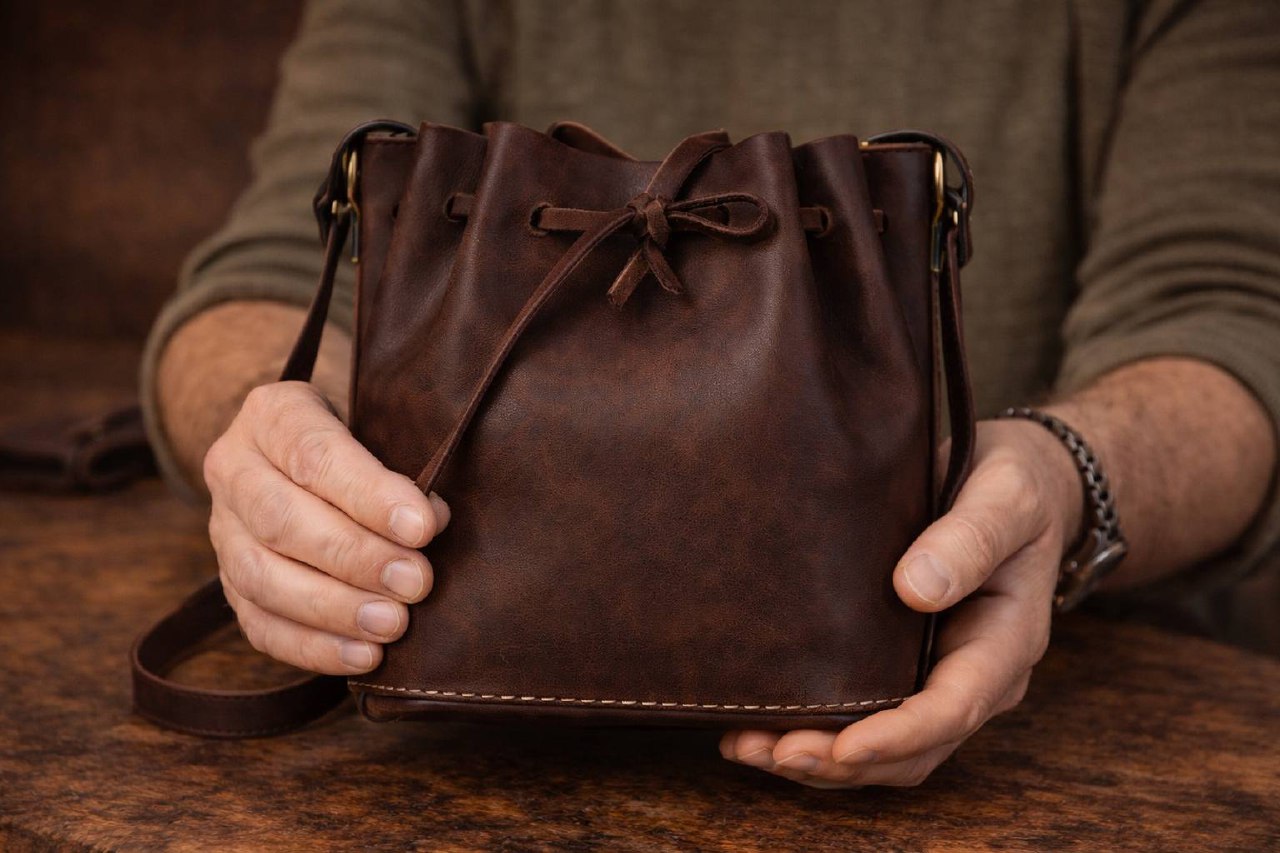 Bolso bucket de cuero